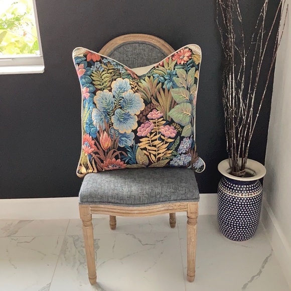 Luxury Pillows ❤️❤️❤️ and Accessories - Picture 8 of 14